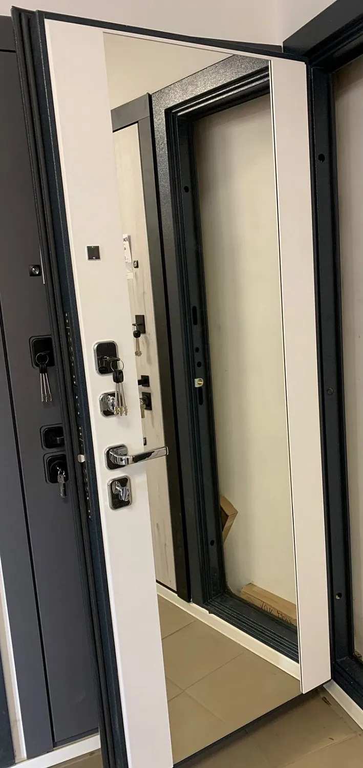 Входная дверь Корсика Зеркало СБ16